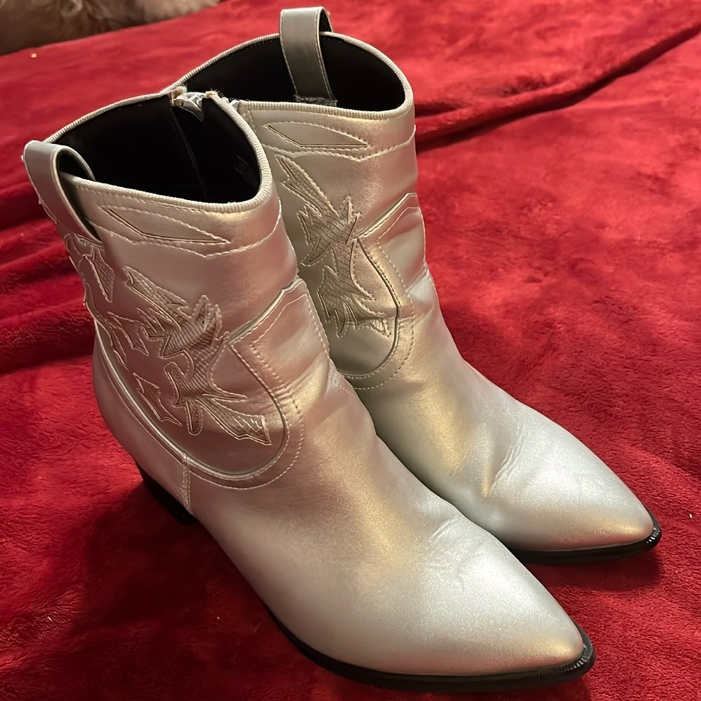 Comfortview silver ankle boots. 2 1/2” heels.